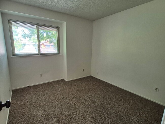 Building Photo - Adorable 3 bedroom 2.5 bath home