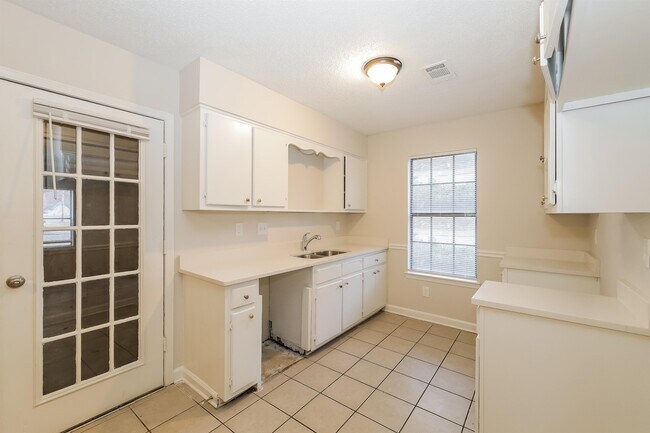 Building Photo - 4520 Northwood Hills Dr