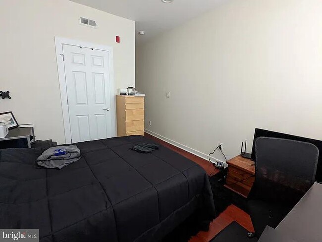 Building Photo - 2631 W Girard Ave