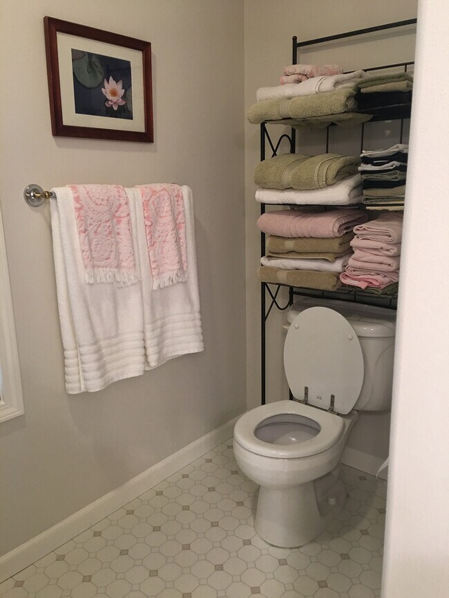 Building Photo - Beautiful 3 bedroom 2.5 Bath in North Corv...