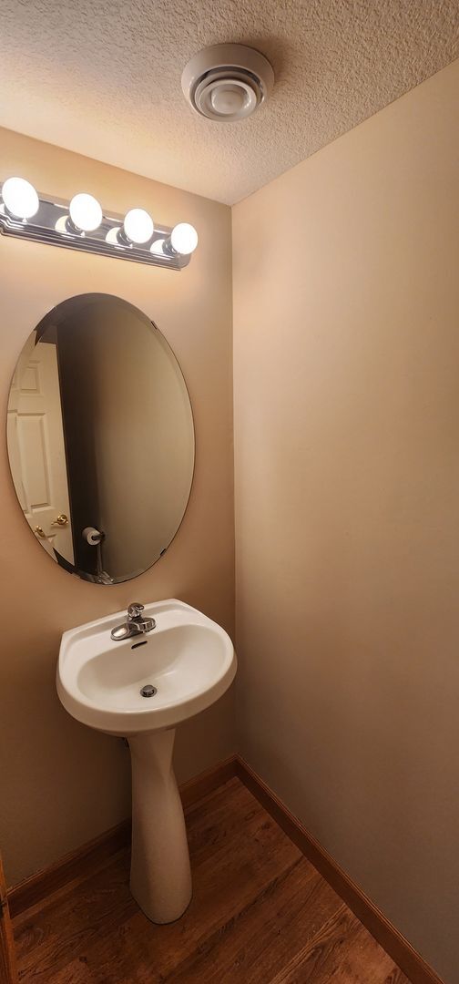 Building Photo - 2 Bed 2.5 Bath Townhome