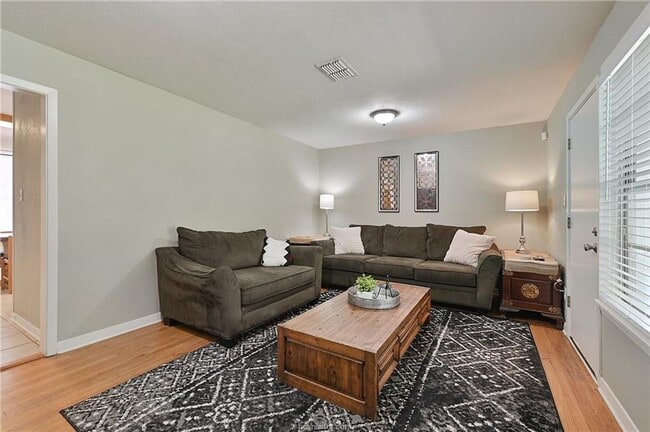 Building Photo - AUGUST PRE-LEASE!! 4 bed, 3 bath house on ...