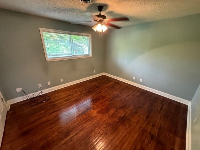 Building Photo - Brick 2/1 Apartment in Cave Spring- $995