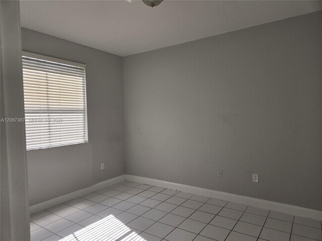 Building Photo - 1666 SE 27th Ct