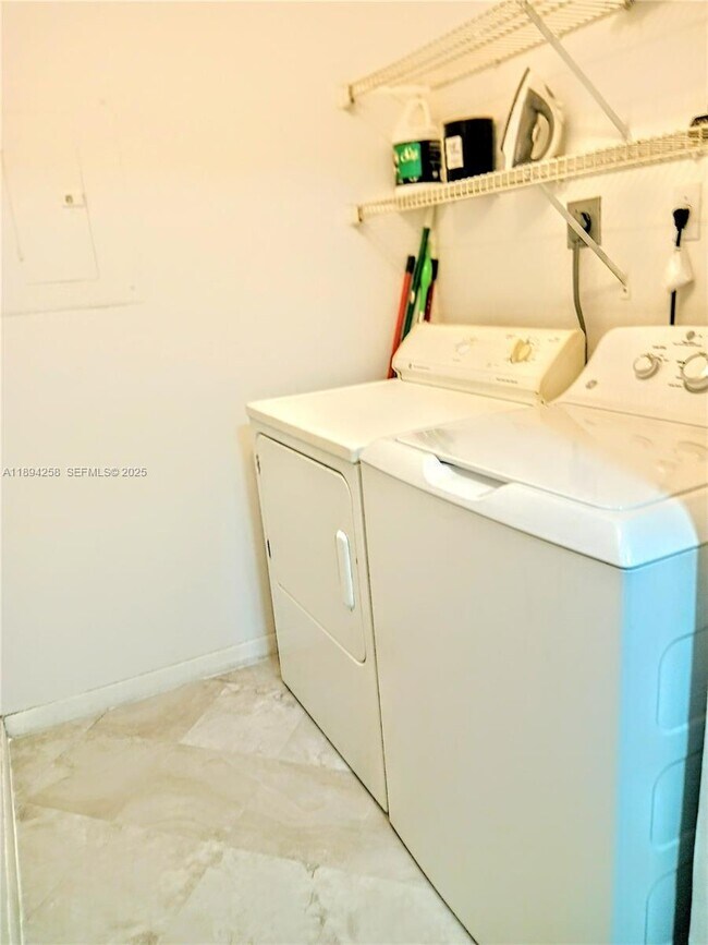 Building Photo - 19501 E Country Club Dr