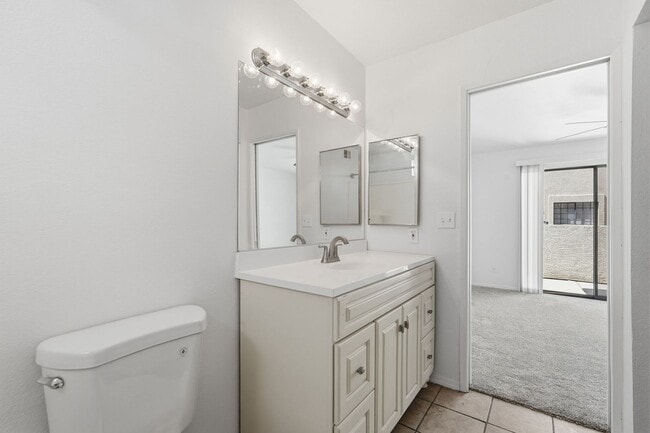 Building Photo - Two Bedrooms! 1 Car Garage!