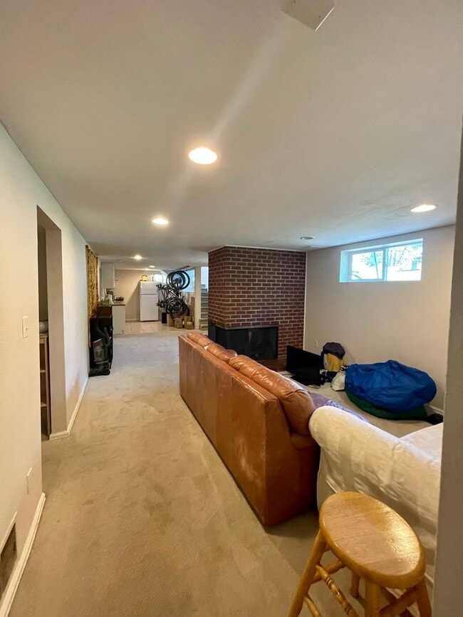 Building Photo - 6 Bed/3 Bath Home in Table Mesa