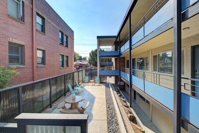 Building Photo - Second Floor 2bed/1bath Apartment in Greenwood!