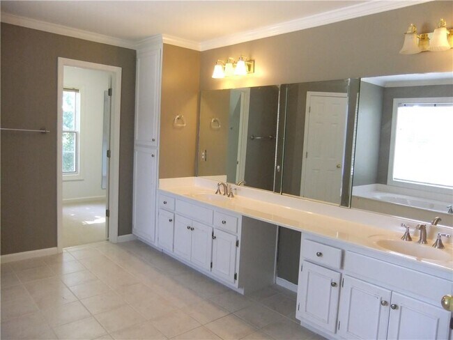 Building Photo - 5060 Gallatree Ln