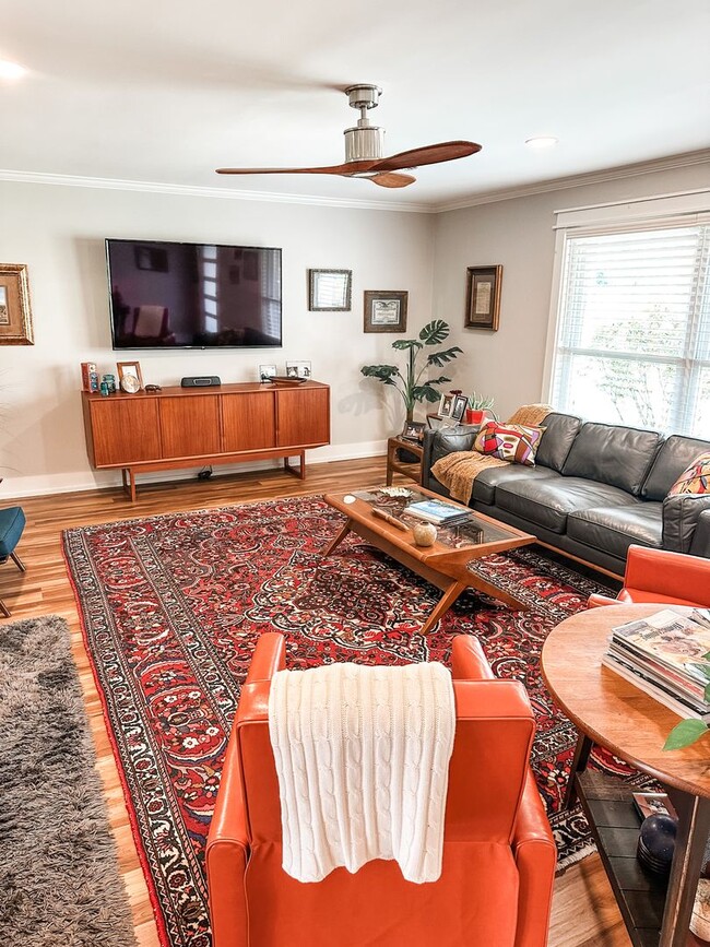 Building Photo - Lovely furnished 3 bedroom 2 bath home in ...