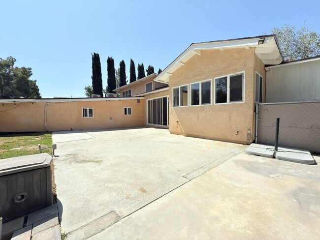 Building Photo - Spacious 4-Bedroom Home in Prime Santa Cla...