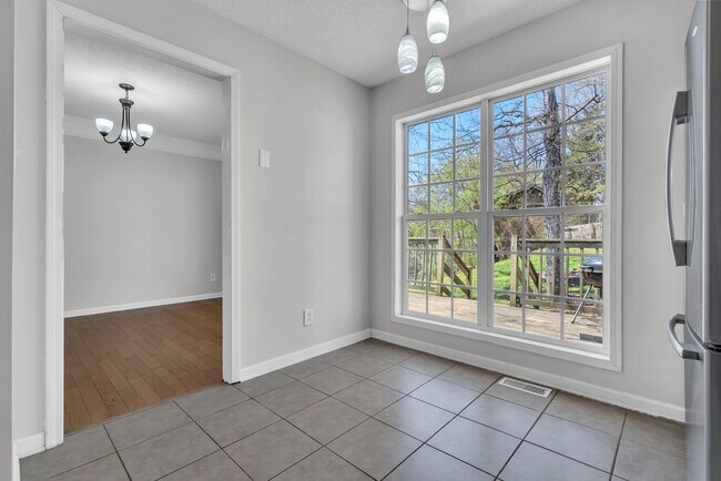 Building Photo - 3 Bedroom 2.5 Bathroom Home!