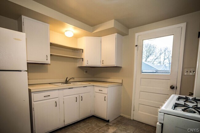 Building Photo - 425 Schuyler St