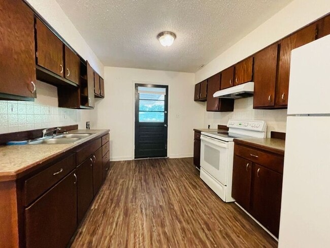 Building Photo - 802 W Main St