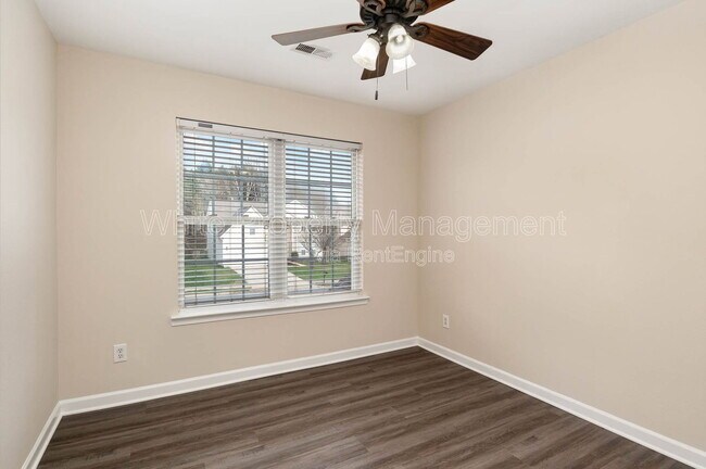 Building Photo - 17304 Commons Crossing Dr