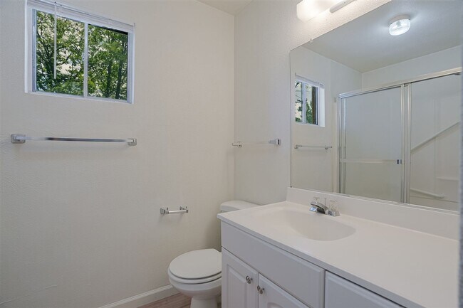 Building Photo - 3 bedroom,1.5 bath with 1 car garage close to schools, hospital and shopping!