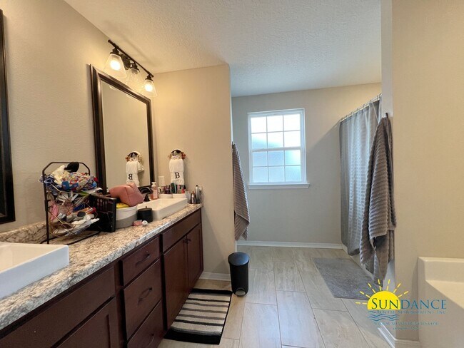 Building Photo - Beautiful 3 Bedroom Home in Crestview!