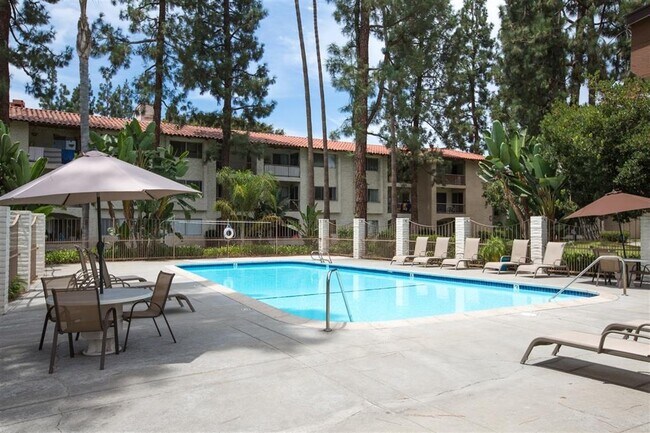 Building Photo - $2,000- 1 Bed / 1 Bath Condo located in Mission Plaza Complex in Mission Valley