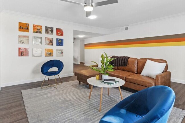 Building Photo - Furnished Optional 3 bed 2 bath Townhome