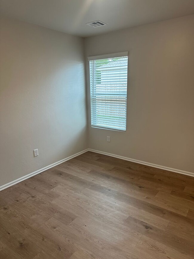 Building Photo - Pre-Leasing Now! Charming 3-Bedroom, 2-Bath Home in Mustang | Tours Available | Move-In Beginning...