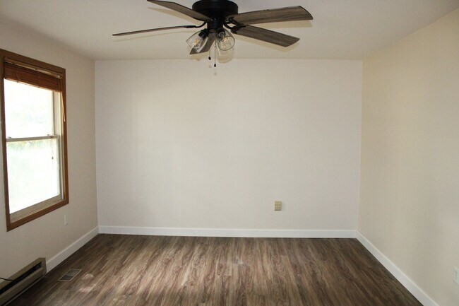 Building Photo - 11784 White Oak Rd