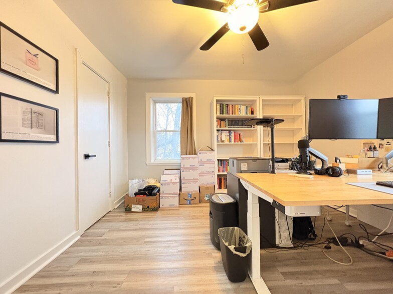 Building Photo - 5737 Hobart St