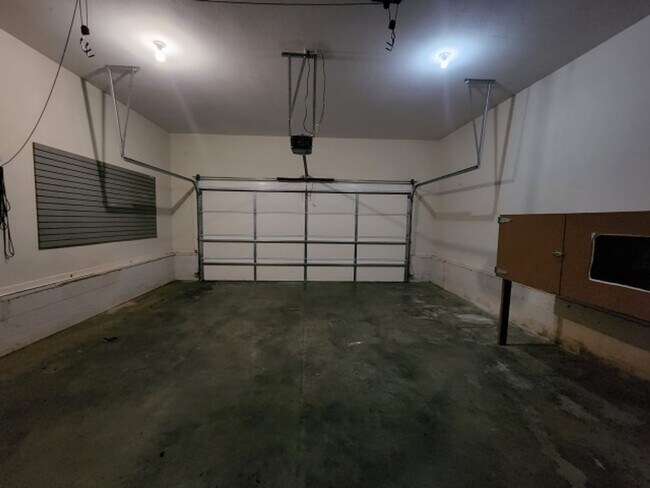 Building Photo - $1850 3 Beds 2.5 Bath + Bonus Room & Storm...