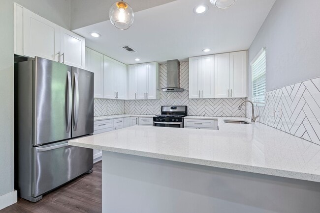 Building Photo - Beautiful 3 bedroom, 2 bathroom home in East Austin!!!