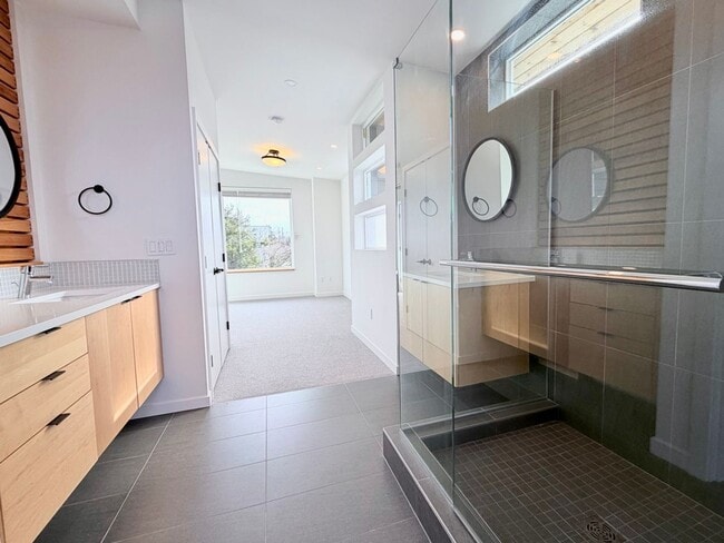 Building Photo - Modern 3-Level Townhome (2020) with Private Roof Deck & A/C