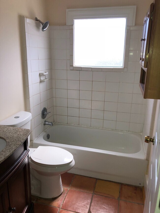 Building Photo - 3bd/2ba w/ Large Front Porch & Backyard in Grant Park!!