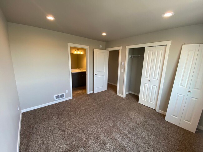 Building Photo - NO1418