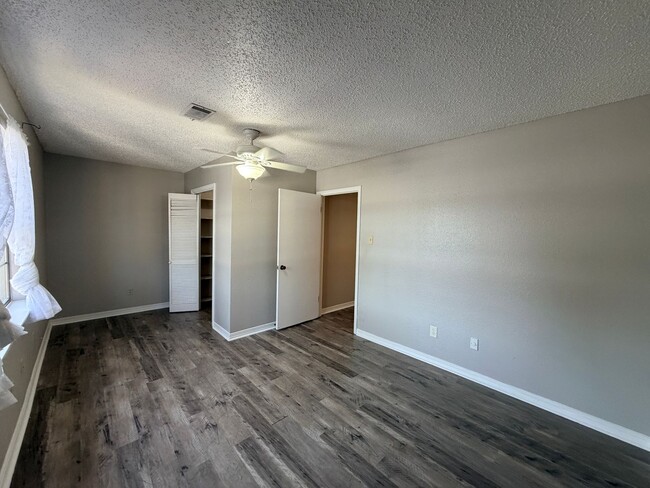 Building Photo - Townhouse Just Minutes to LSUS .....