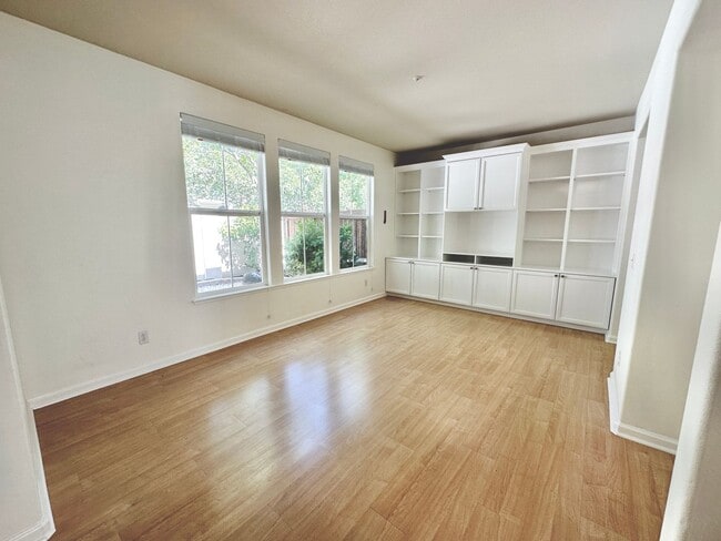 Building Photo - Hamilton 3+bd/2.5bth Townhome w/Den
