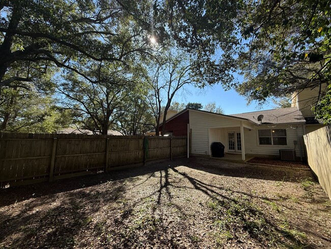 Building Photo - Charming & Updated 2-Bedroom Townhouse in ...