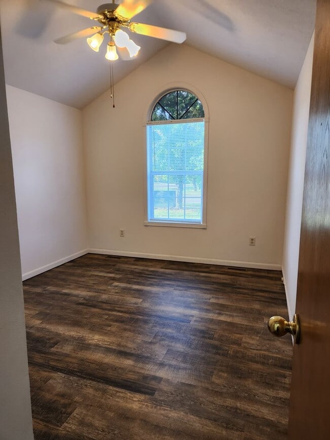 Building Photo - Southwest Springfield 3 Bed / 2 Bath Home with Garage – Pre-Leasing Now!