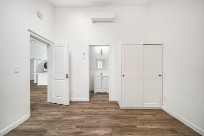 Building Photo - 420 N Batavia St