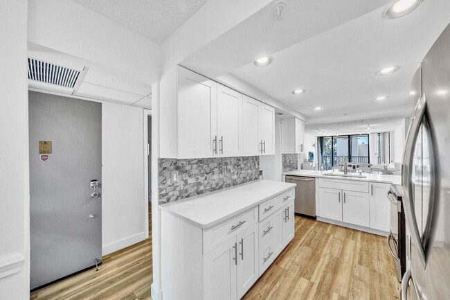 Building Photo - 17 Royal Palm Way