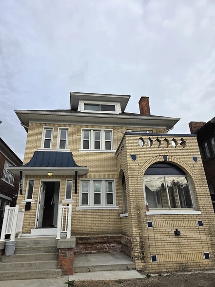 Duplex Front - 2030 Hazelwood St