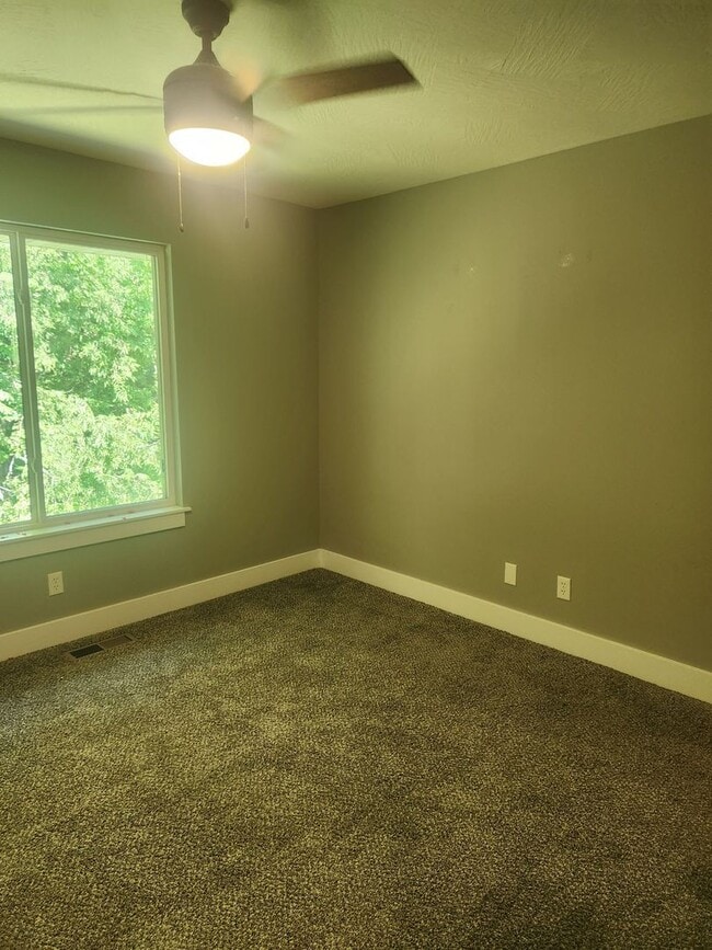 Building Photo - Move-in Ready!!!