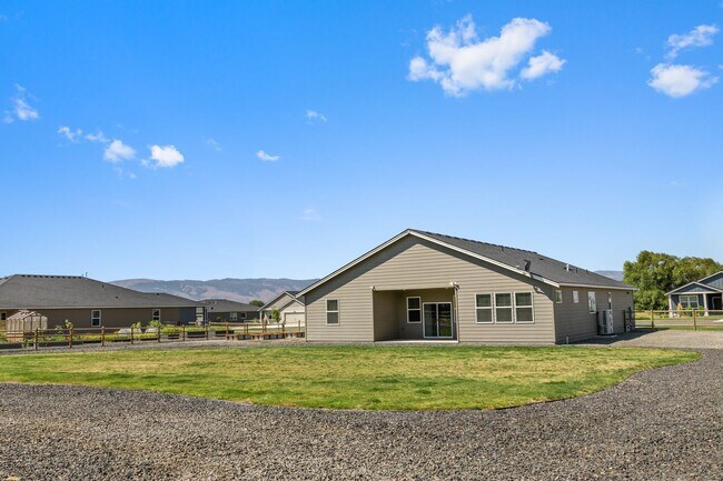 Building Photo - 4 Bedroom Home with Spacious Fully Fenced ...