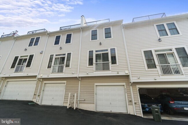 Building Photo - 2509 S Kenmore Ct