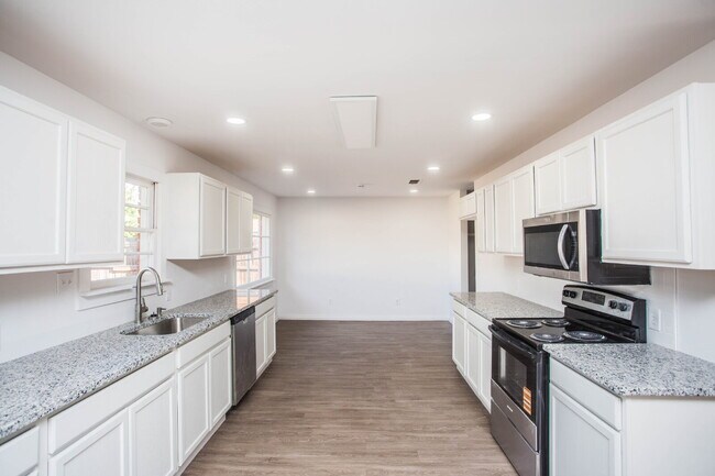 Building Photo - Fully Renovated 3/2/2!