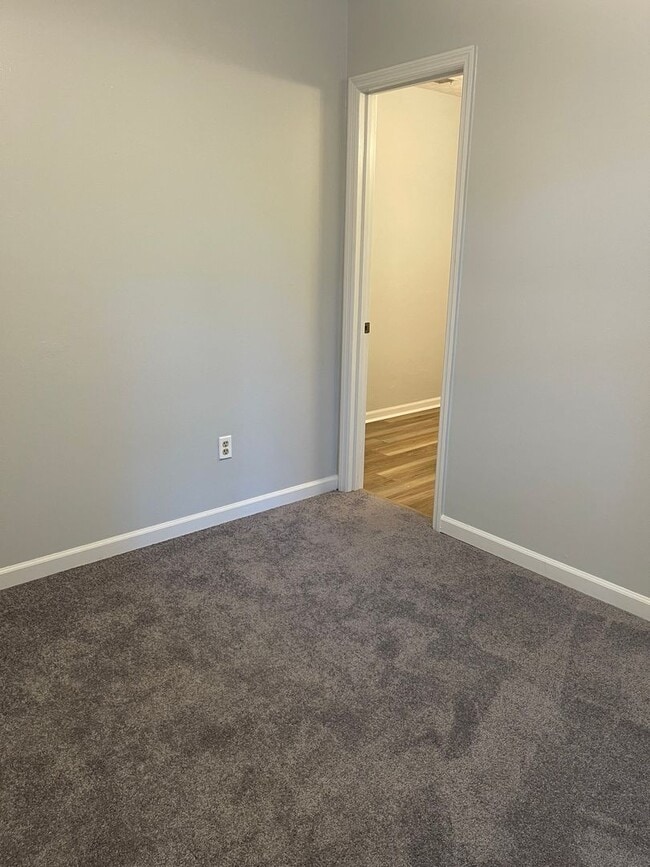 Building Photo - Westwood Hills! 3 BR 2 1/2 Bath home off M...