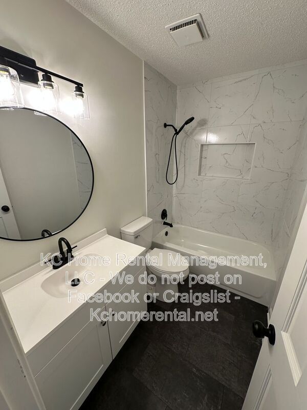 Building Photo - 3870 SW Harbor Dr