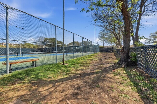 Building Photo - Rare rental: Chateau Dijon 1/1 in Alamo Heights