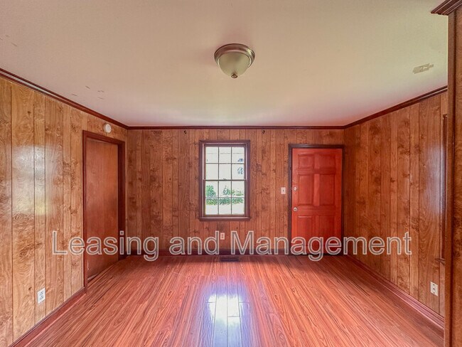 Building Photo - 211 W Poplar St