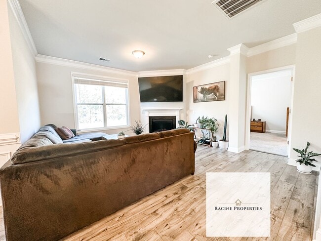 Building Photo - Beautiful and Spacious Home in Greer, SC