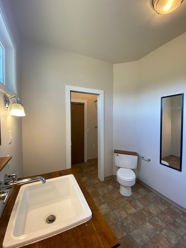 Building Photo - 2 Bed, 1 Bath House with Laundry Across fr...