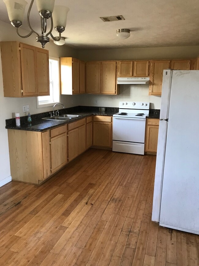 Building Photo - 716 Union St