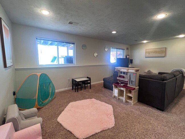 Building Photo - 1664 Northbend Dr NE